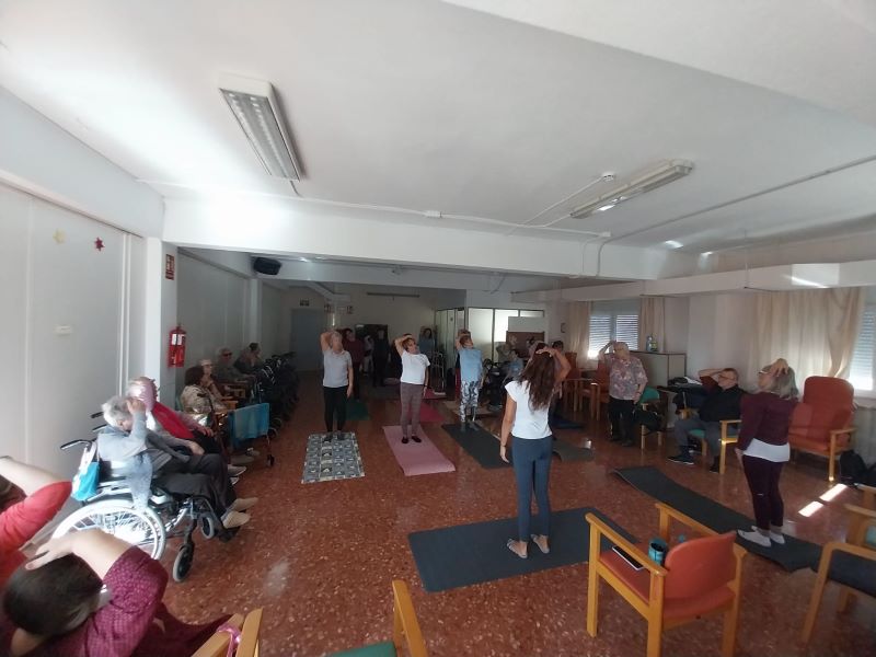 Una sesión de yoga de las Aulas de la Tercera Edad es impartida en la residencia Santa LLúcia