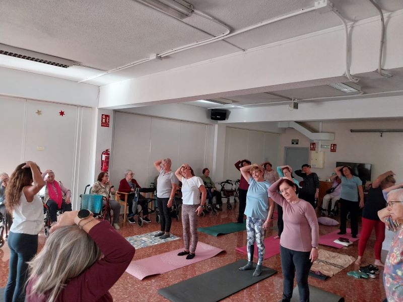 Una sessió de ioga de les Aules de la Tercera Edat és impartida en la residència Santa Llúcia