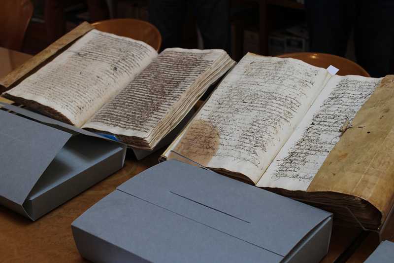 El Archivo de Dénia restaura tres libros de actas municipales de los siglos XVII y XVIII “de...