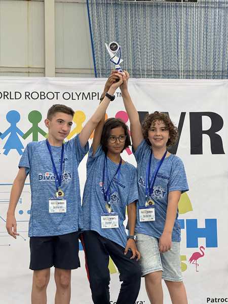  Diecisiete equipos se disputan en Dénia el pase a la final nacional de la Olimpiada Mundial de Robótica educativa 