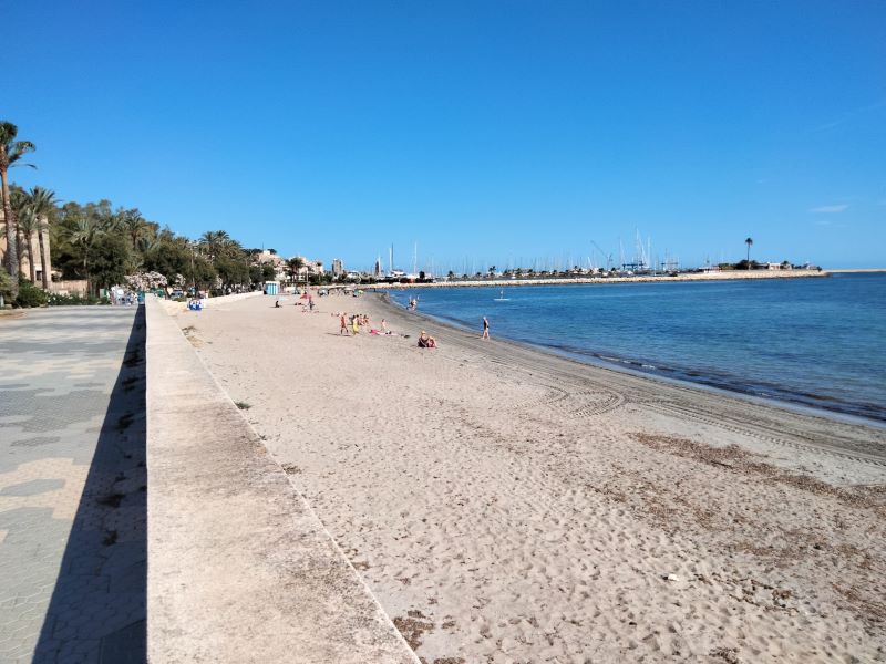 La Marineta Cassiana amplía su espacio ‘sin humo’ para convertirse en una playa saludable