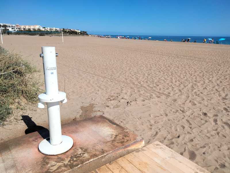  
La normativa de la Generalitat Valenciana prohíbe la recogida de restos de posidonia en las playas de Les Rotes, Raset, el principio de Les Marines, Molins y Deveses 