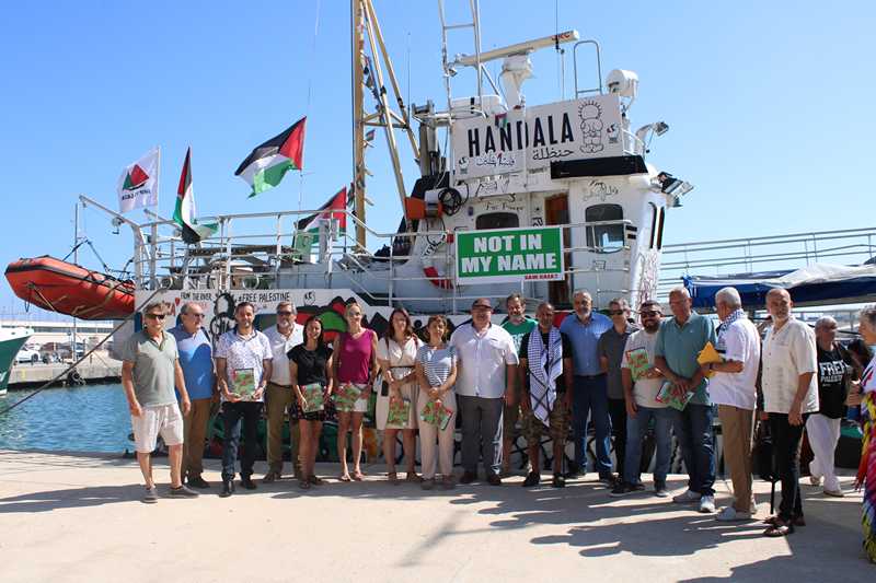  Alcaldes de las poblaciones de la Marina Alta comprometidas con el apoyo a Palestina y la denuncia del genocidio visitan el barco de ayuda humanitaria Handala atracado en Dénia 