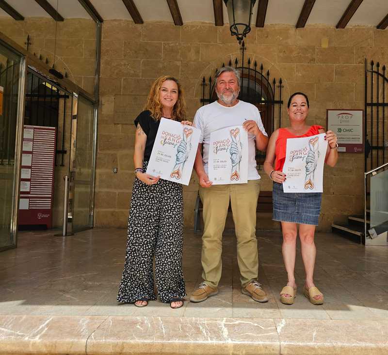 El regidor Rafa Carrió amb la presidenta de la FEMMICC i la dissenyadora del cartell, Adela ...