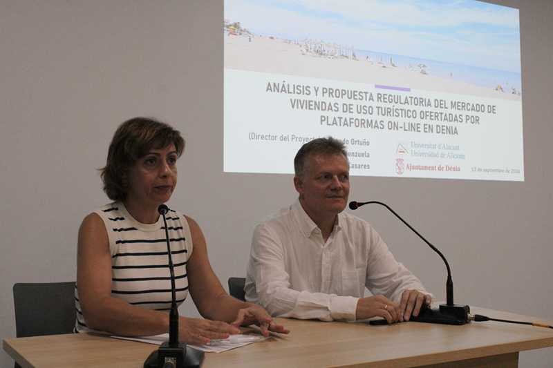 La concejala de Territorio, MJ Ripoll, y el director del estudio, Armando Ortuño