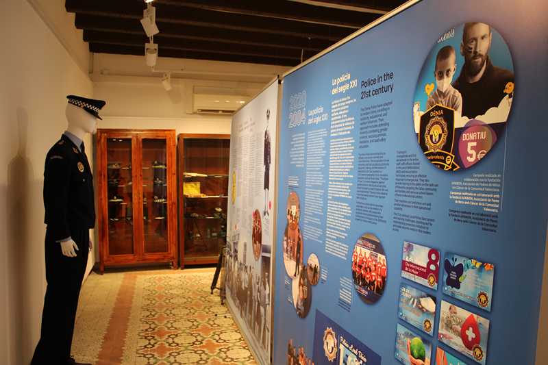 
Una exposició recorre la història de la Policia Local de Dénia des de la seua creació en 1873