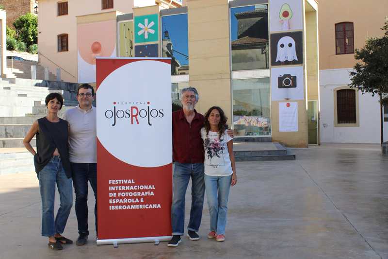 El concejal de Cultura, Raúl García, con el equipo del proyecto Ojos Rojos