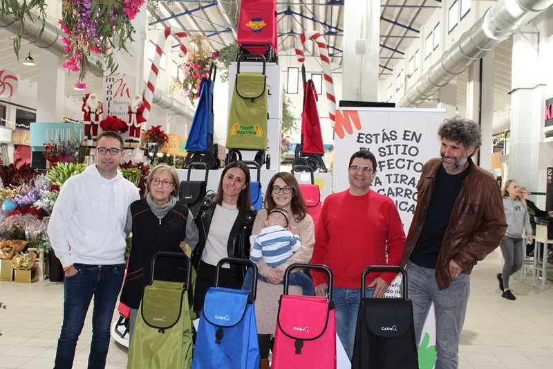 El árbol de Navidad solidario del Mercado de Dénia se dedica este año a Luca, el niño dianen...