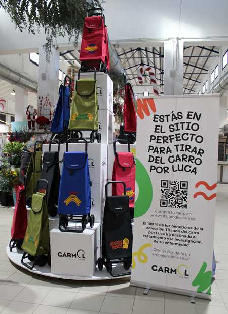 El árbol de Navidad solidario del Mercado de Dénia se dedica este año a Luca, el niño dianen...