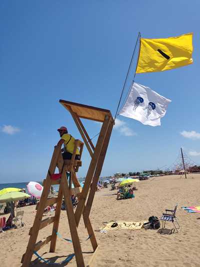 La labor de prevenció amb els usuaris de les platges de Dénia ajuda al fet que la temporada ...