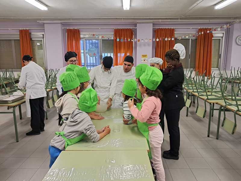  Los talleres de cocina y pastelería tradicional del proyecto “Raíces culinarias” impulsan la recuperación de la identidad gastronómica y el intercambio intergeneracional 