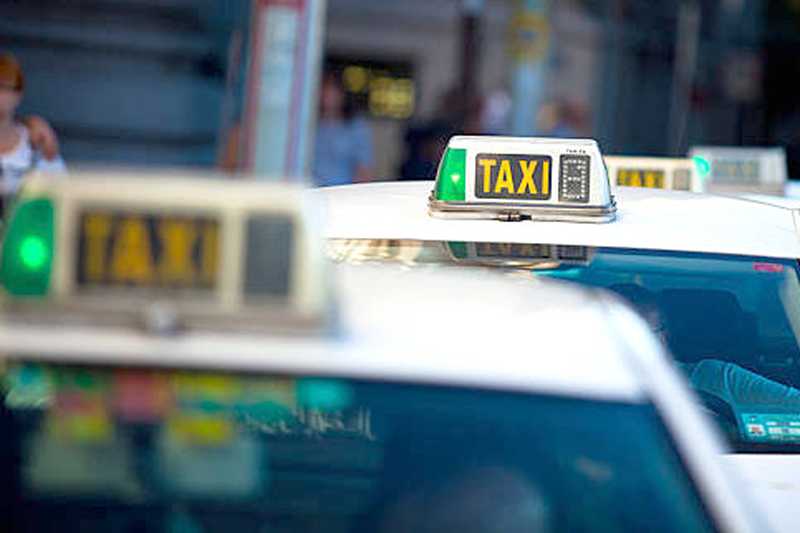 El Ajuntament de Dénia saca a concurso la concesión de seis licencias de taxi en vehículo ad...