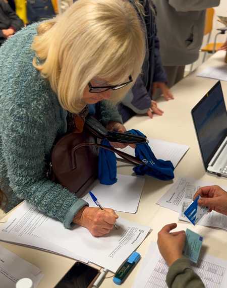 El voluntariado de gestión de las colonias felinas recoge el carnet